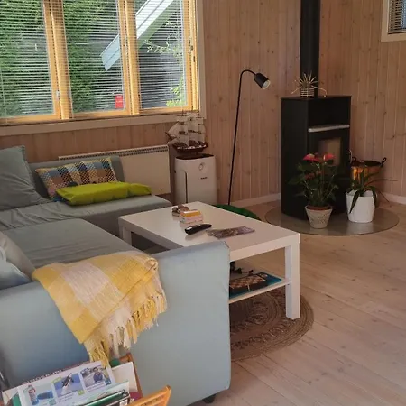 Charming Summer House Close To The Sea Dronningmølle